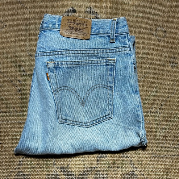 Orange tag Levi’s (top right) - Picture 2 of 4